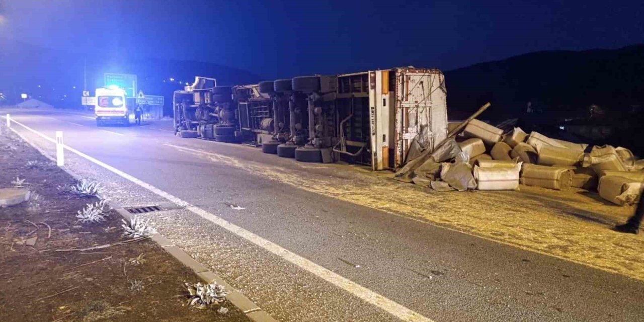 Bingöl’de saman yüklü kamyon devrildi