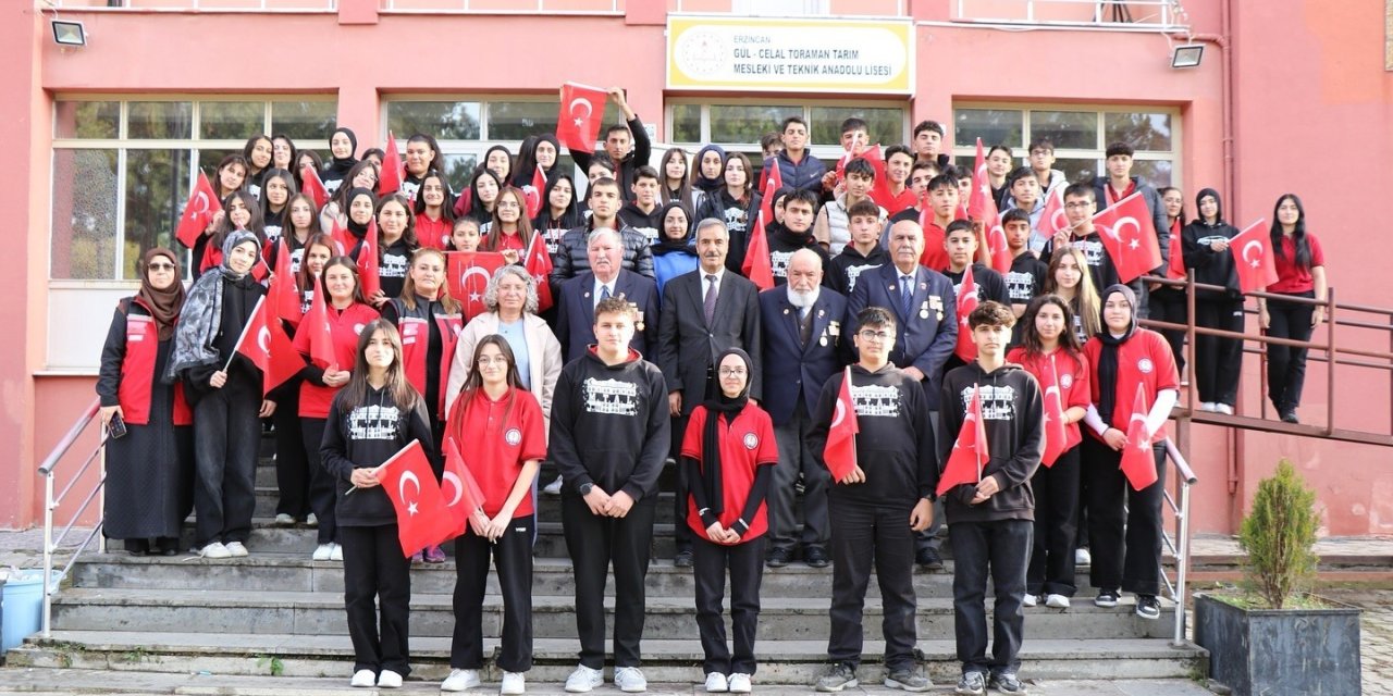 Şehit yakınları ve gaziler öğrencilerle buluştu