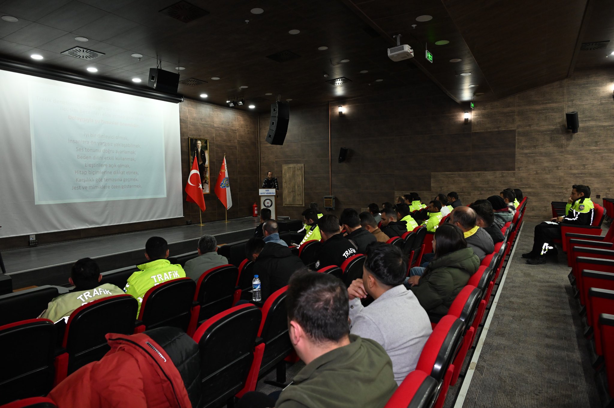 Kars’ta trafik polislerine halkla ilişkiler ve iletişim eğitimi