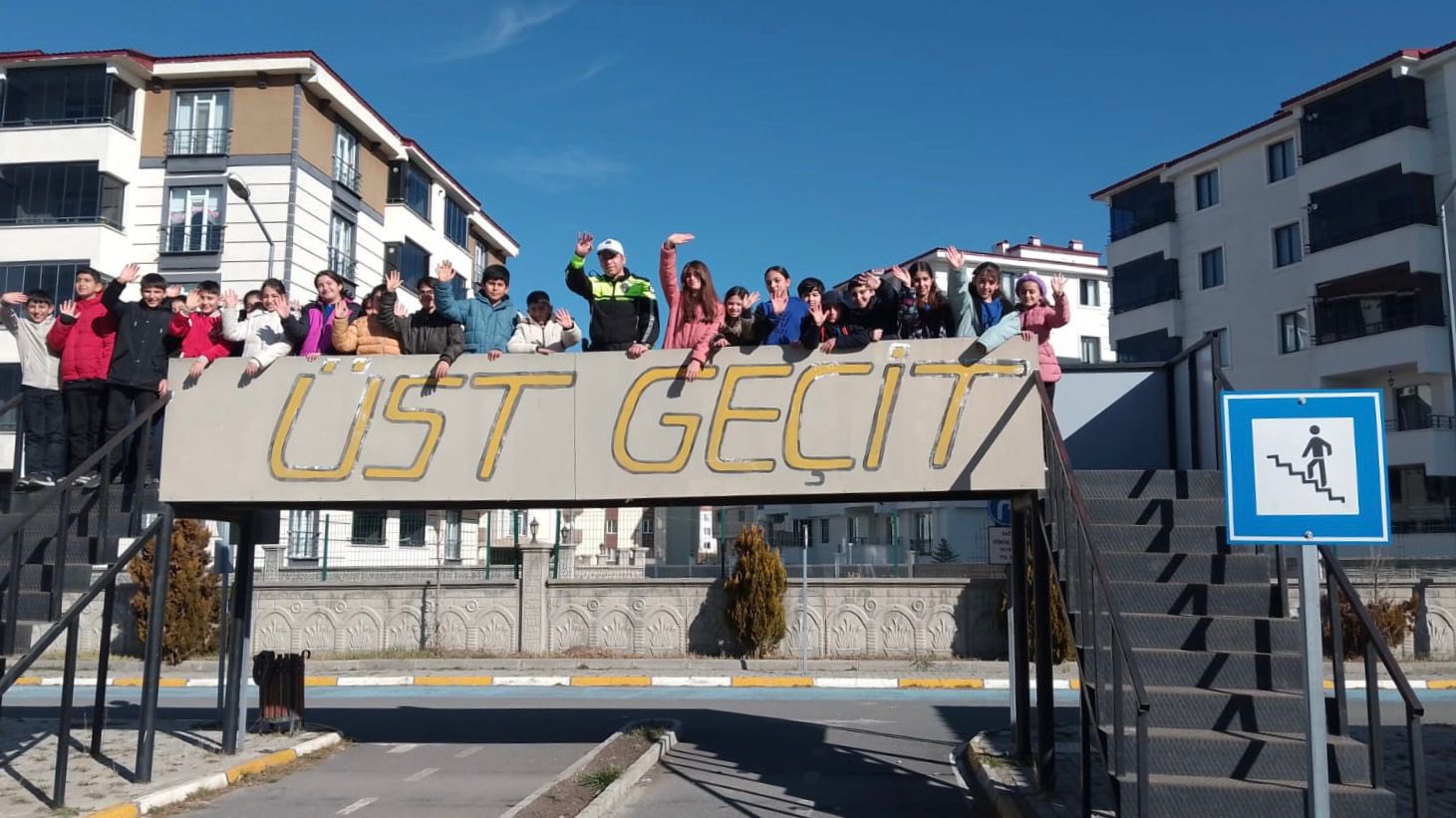 Kars’ta ilkokul öğrencilerine uygulamalı trafik eğitimi