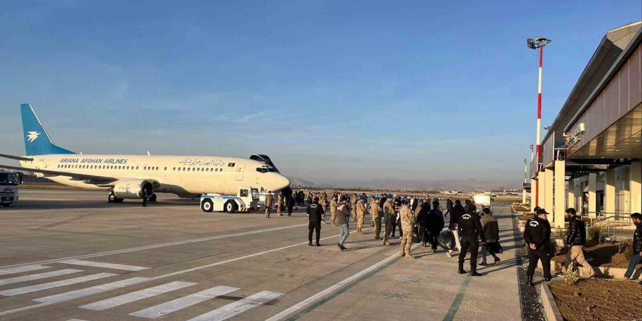 Van’da 300 düzensiz göçmen ülkelerine geri gönderildi