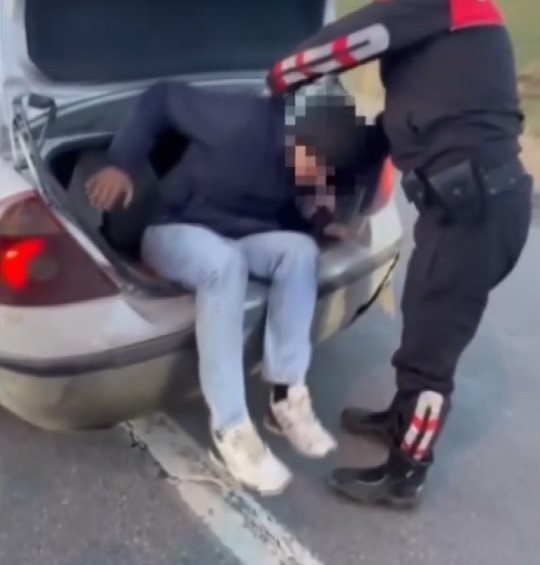 Erzincan’da otomobilin bagajında 2 kaçak göçmen yakalandı