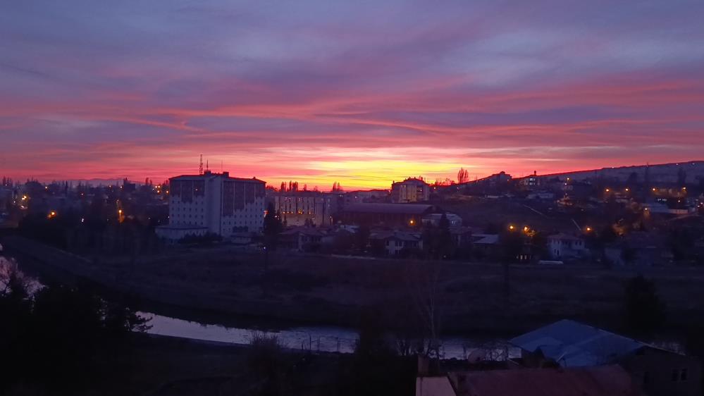 Kars’ta gökyüzü kızıla büründü