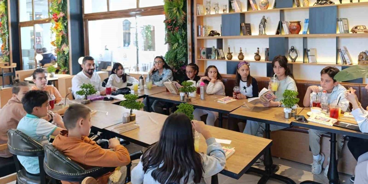 ‘Kitap Kaşifleri Kulübü’ minik öğrencileri kitap okumaya yönlendiriyor