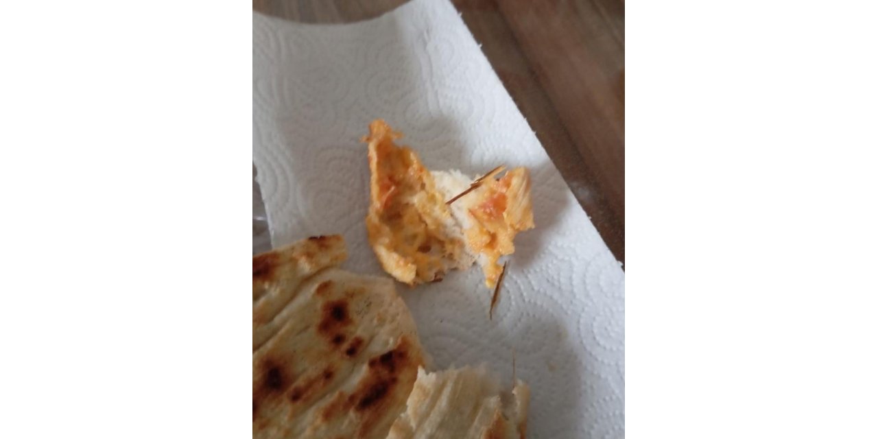 Elazığ’da ekmeğin içerisinden odun parçaları çıktı