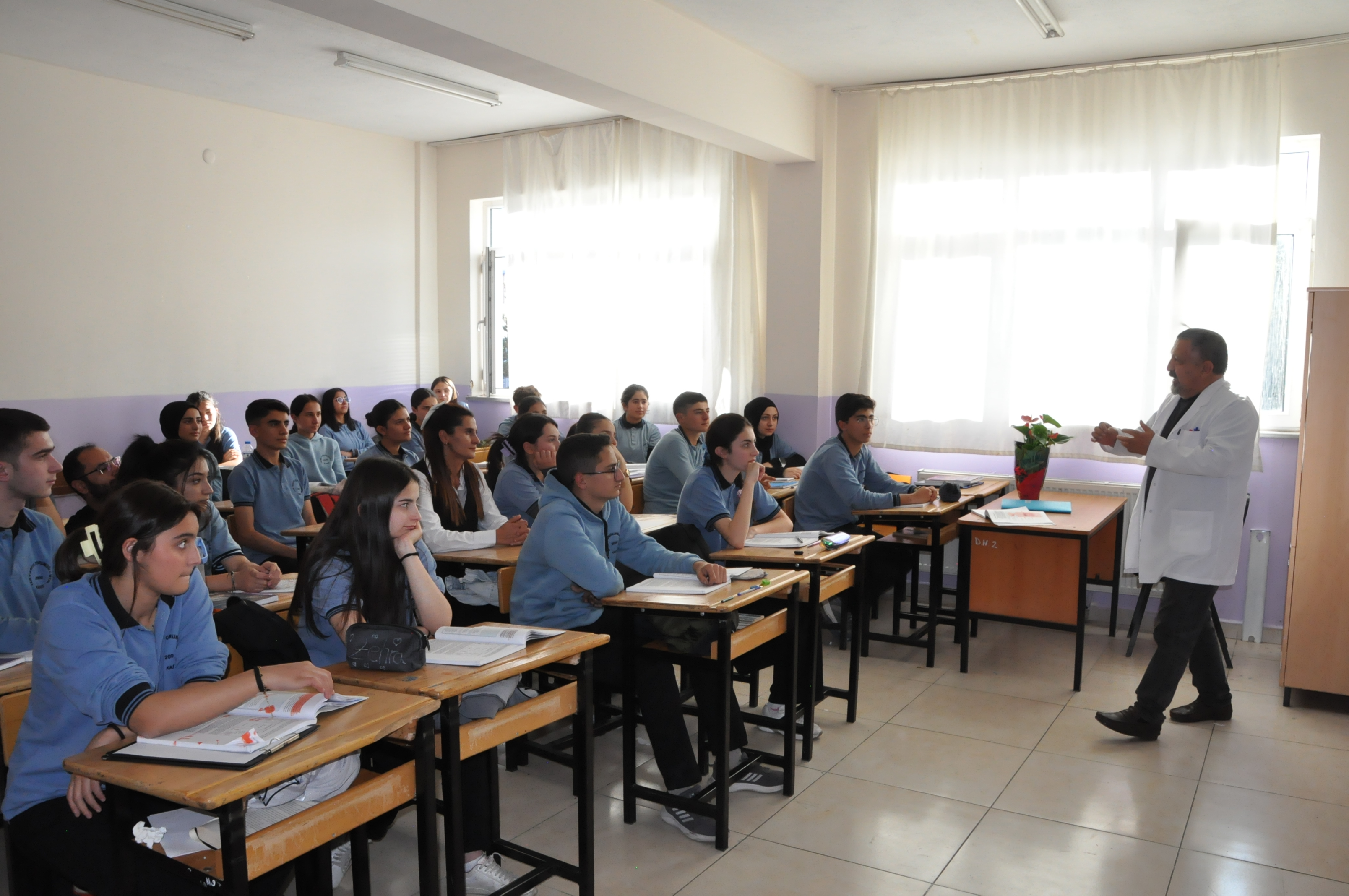 20 yıl sonra anne, kızıyla aynı sırayı paylaştı