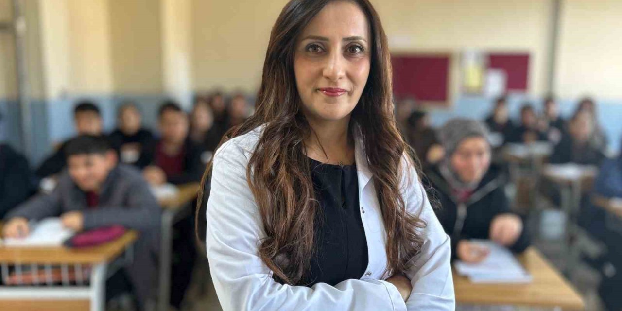 Koreceyi kendi çabasıyla öğrenen Vanlı öğretmen öğrencilerine ilham oluyor