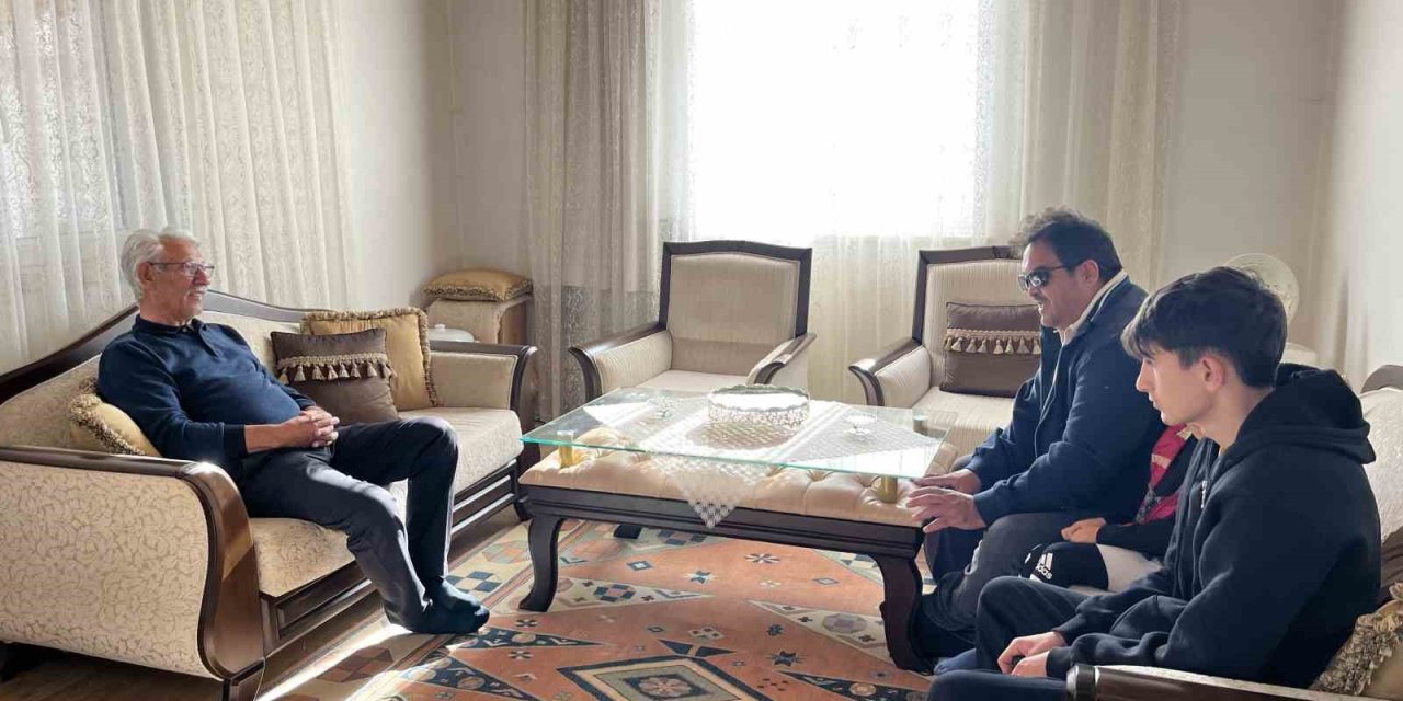 Akyaka’da vefalı öğrenci her yıl öğretmenin elini öperek, öğretmenler günü kutluyor