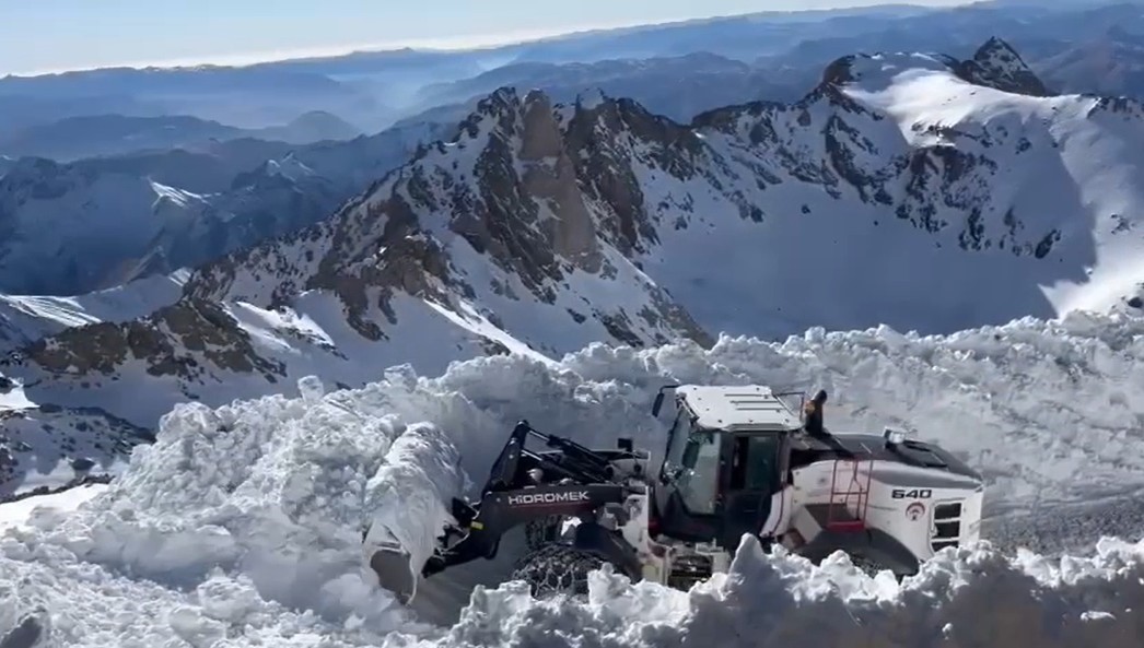 Hakkari’de karla mücadele çalışmaları aralıksız sürüyor