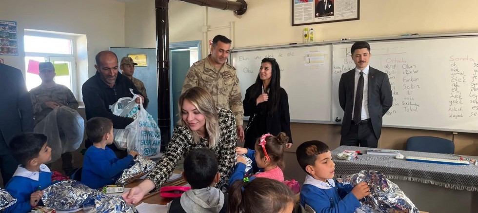 Digor'da el emeğiyle örülen atkılar, minik öğrencilere hediye edildi