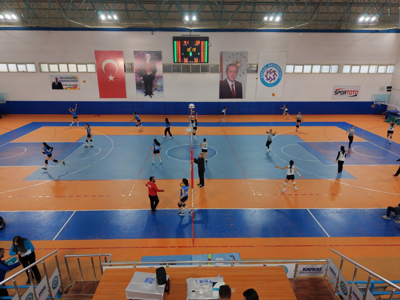 Kafkas Üniversitesinde Voleybol ÜNİLİG eleme grubu maçları başladı