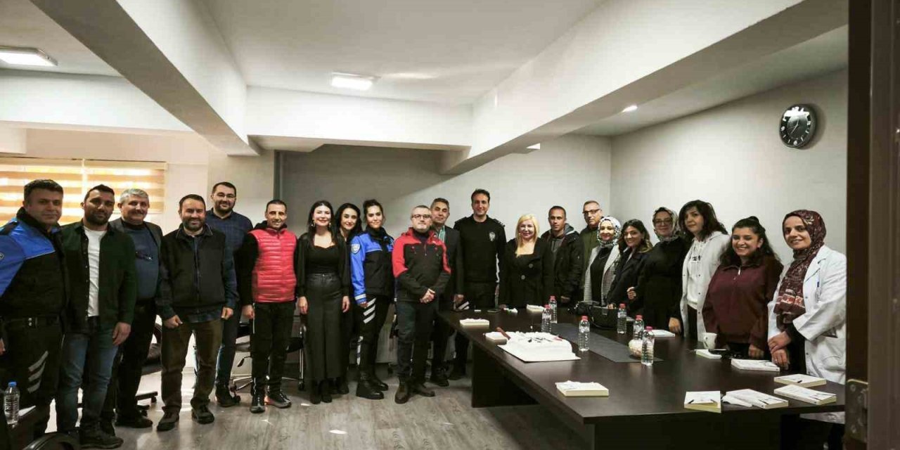 Erzincan polisinden öğretmenlere ’Öğretmenler Günü’ sürprizi