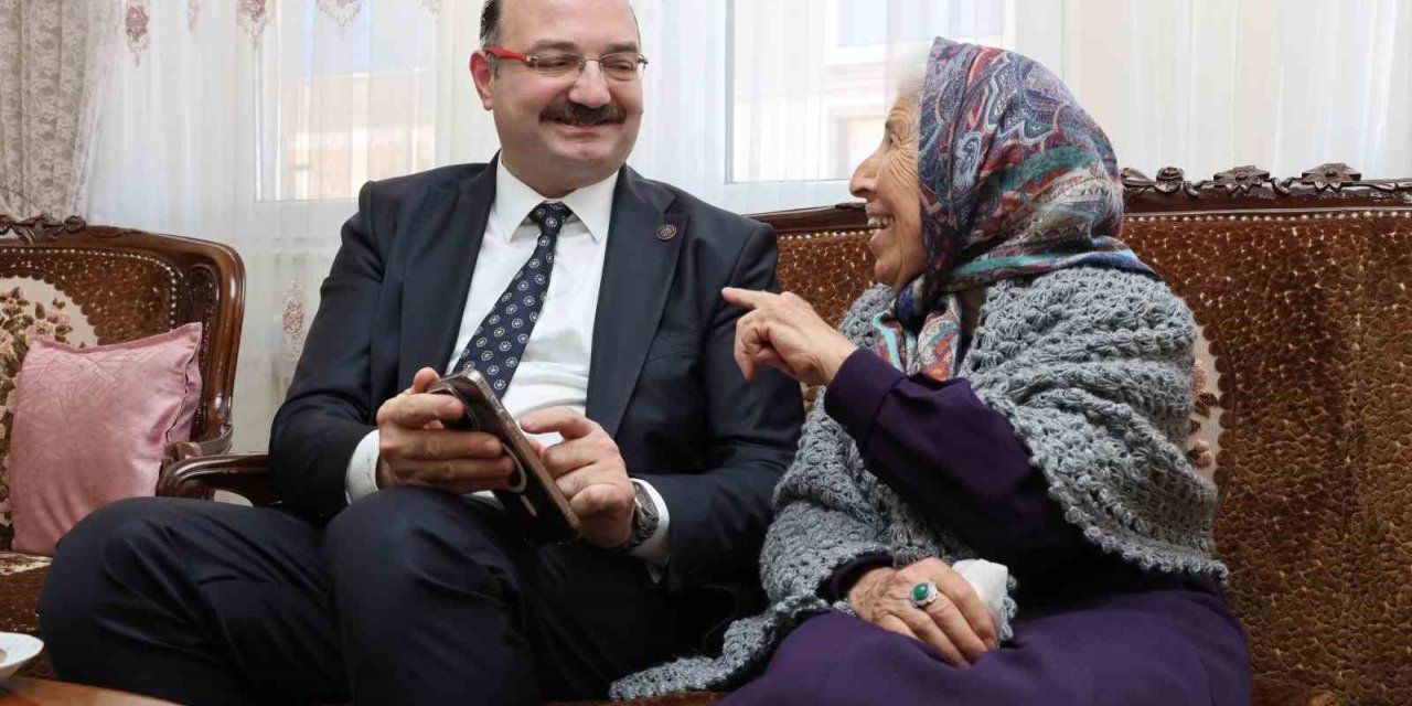 Rektör Hacımüftüoğlu’ndan anlamlı öğretmenler günü ziyareti