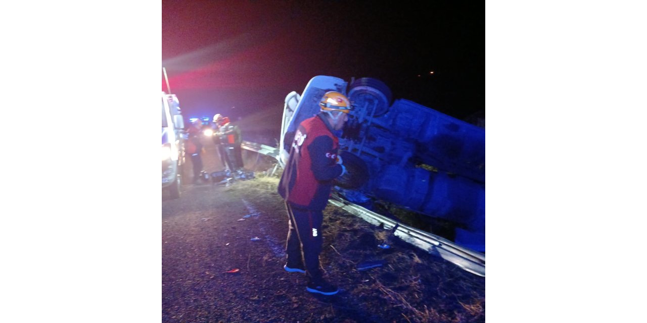 Elazığ’da bariyerlere çarpan kamyon devrildi: 1 yaralı