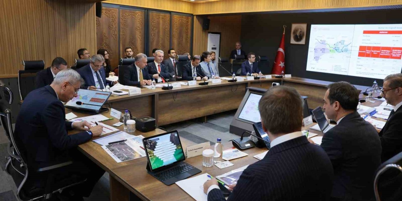 Erzincan’da sağlık yöneticileri toplantısı: "Sağlıklı Türkiye Yüzyılı Vizyonu masaya yatırıldı"