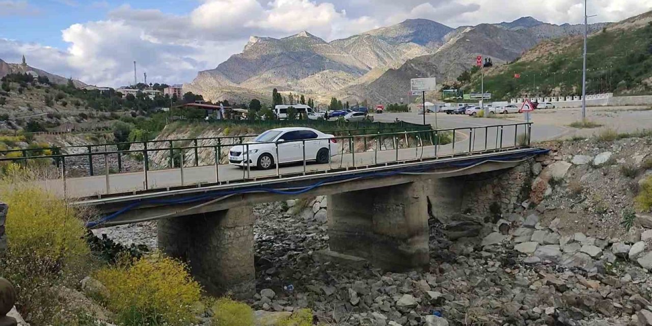 Tortum Şelalesi girişindeki köprü tehlike saçıyor
