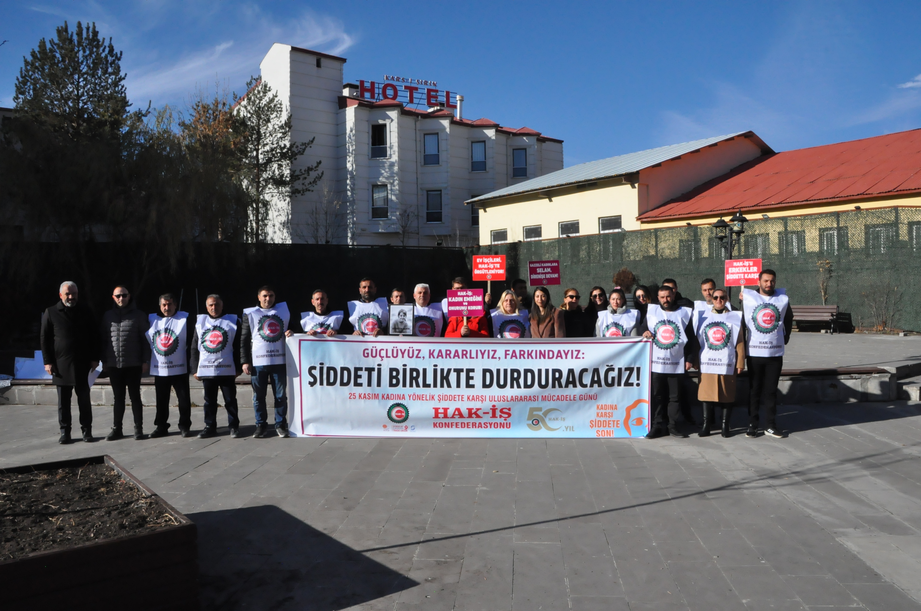 HAK-İŞ kadınlar için meydanlara indi