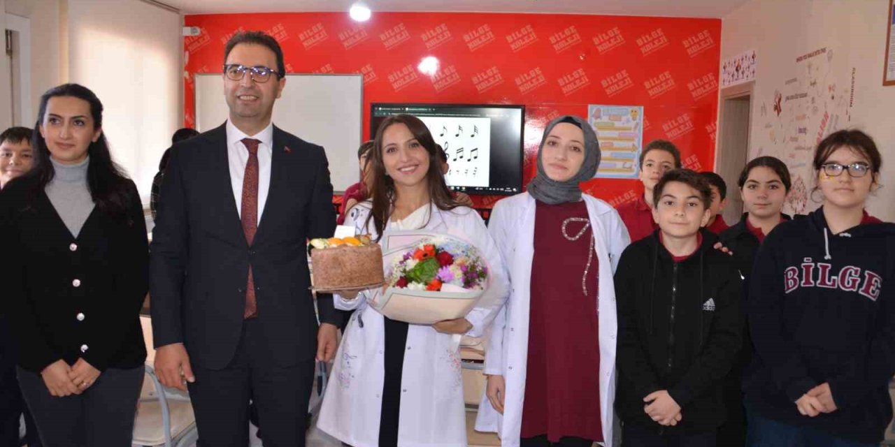 Genç öğretmene anlamlı tören: Müzik Öğretmeni Hacer İçoğlu ilk cübbesini giydi