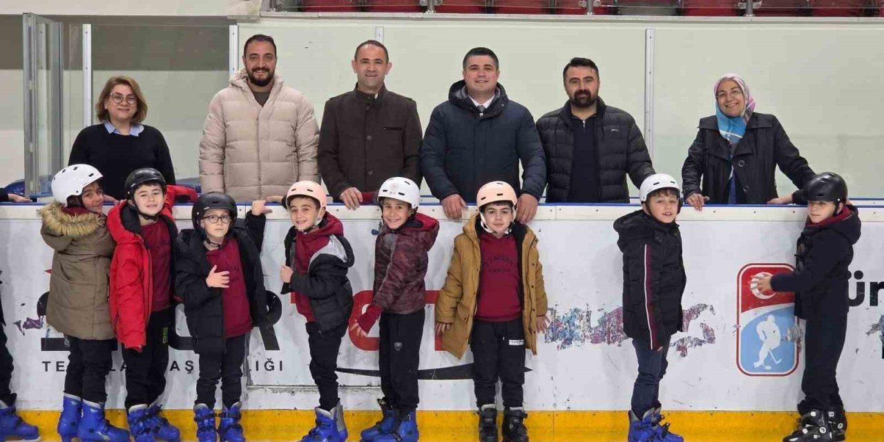 Geleceğin buz hokeycileri ilk adımlarını attı