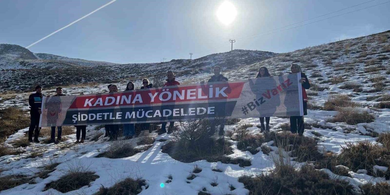 Elazığ’ın 2 bin 347 metrelik Hazarbaba zirvesinden şiddete karşı uyarı mesajı