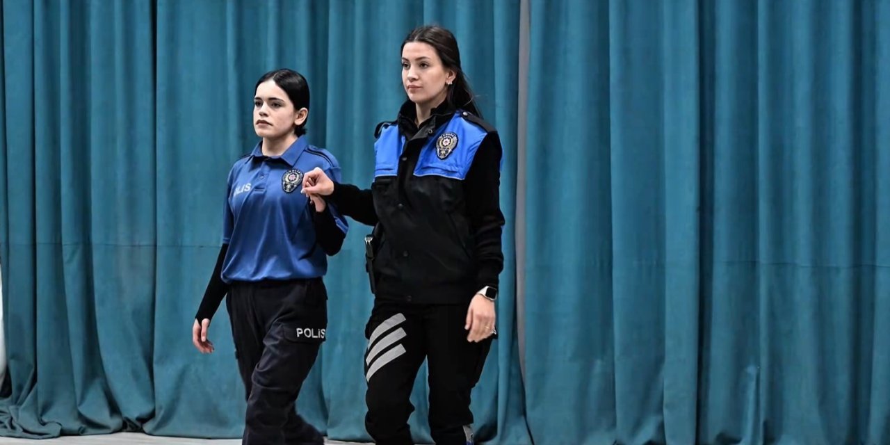 Hakkari polisinden kadın şiddetine karşı tiyatro ve sergi