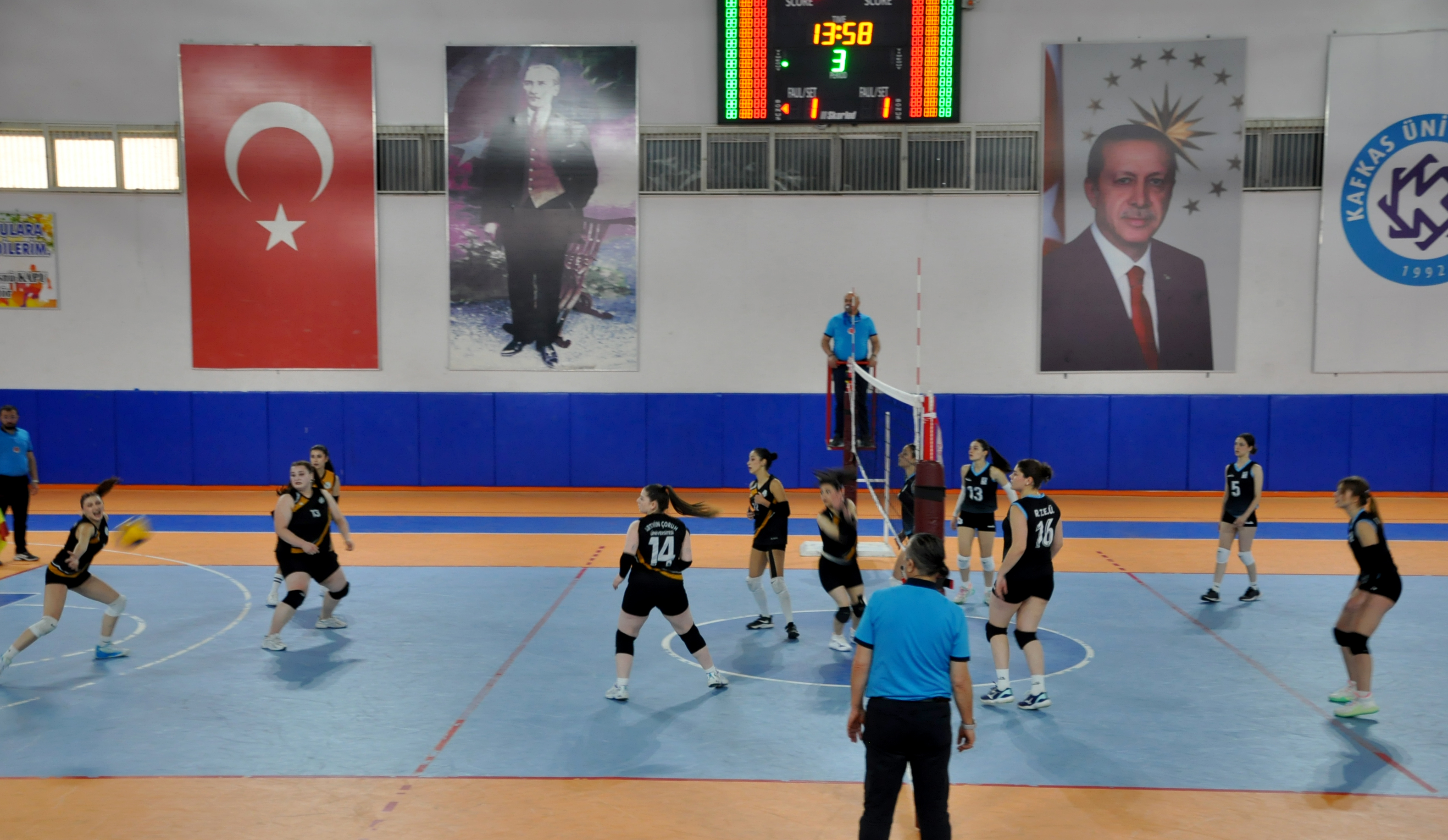 Kafkas Üniversitesinde Voleybol ÜNİLİG eleme grubu maçlarında heyecan dorukta