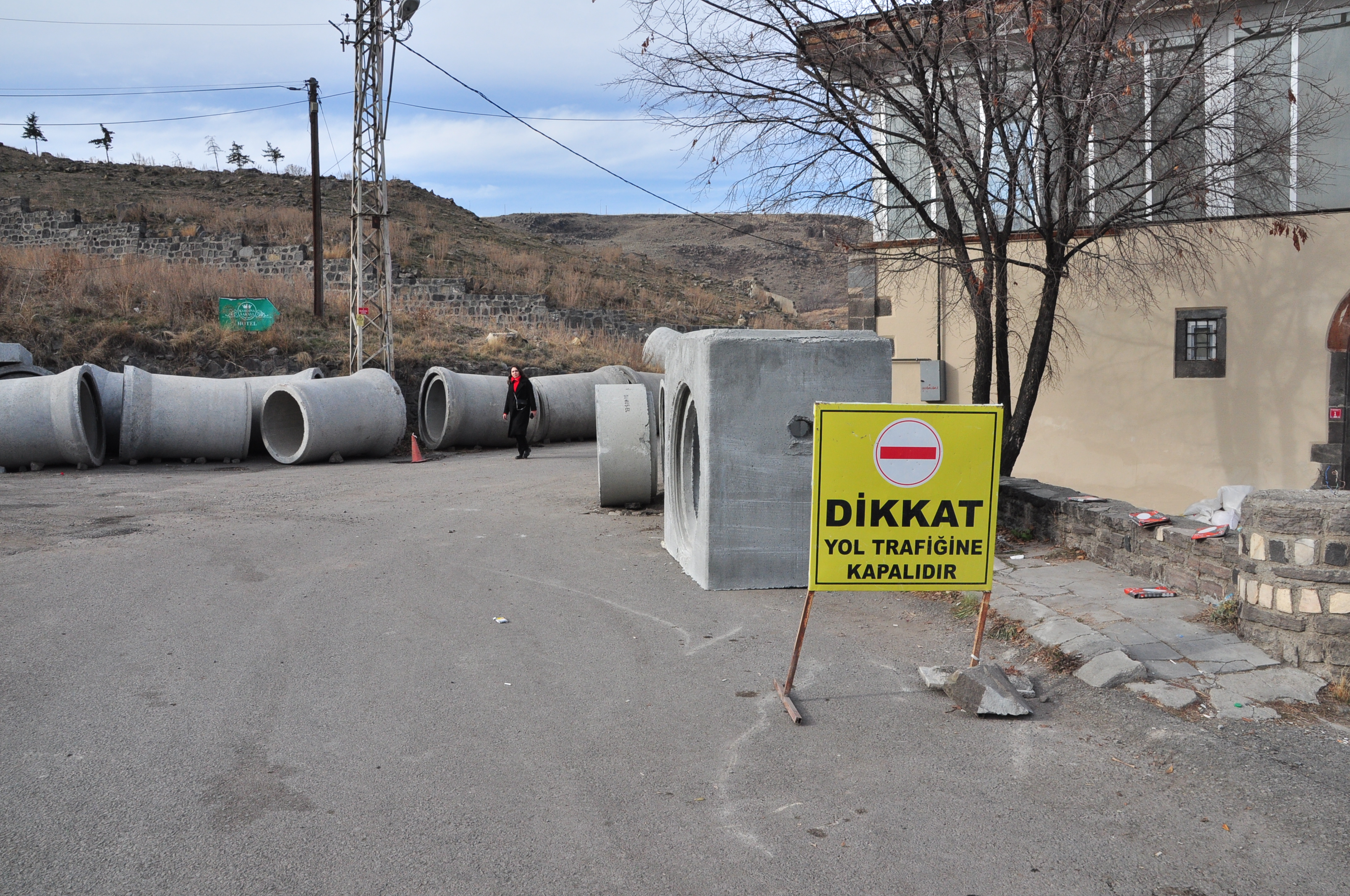 Kars’ta Devlet Konservatuvarı yolu geçici olarak kapatıldı