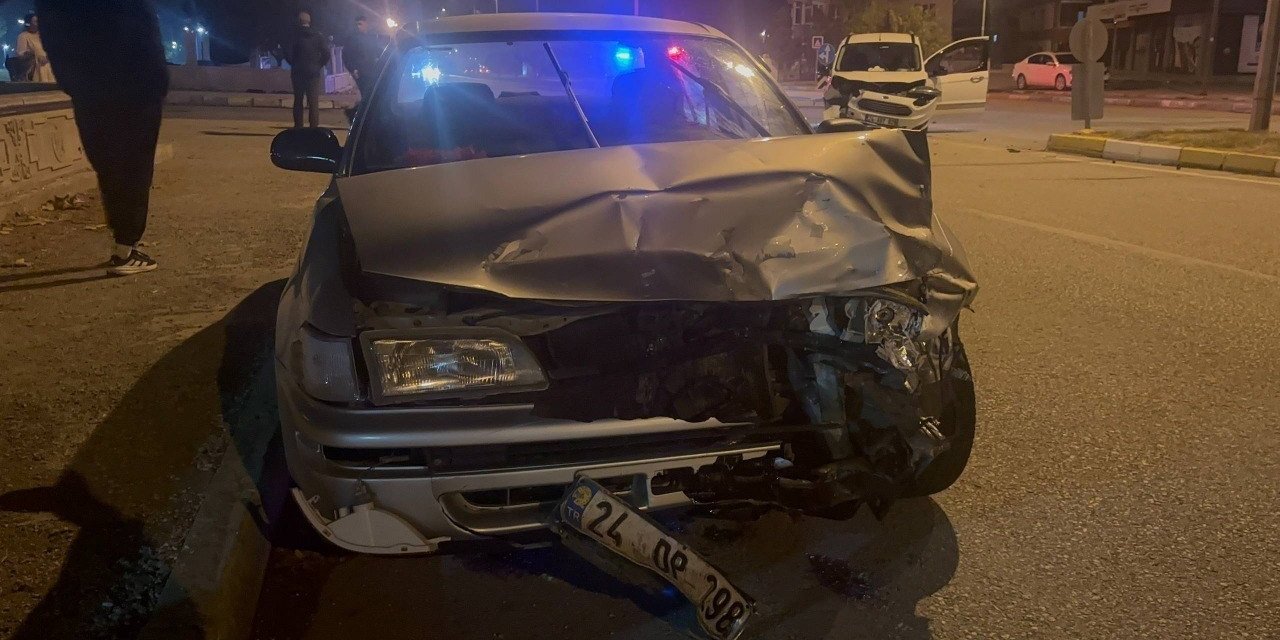 Erzincan’da iki araç kafa kafaya çarpıştı: 3 yaralı