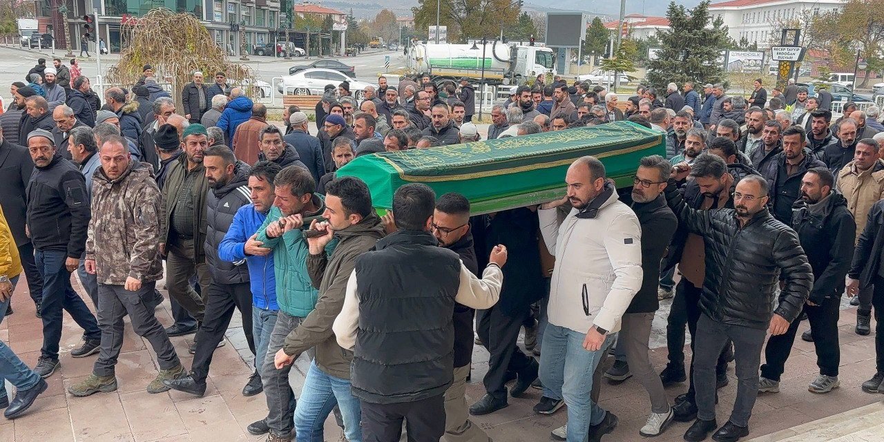 Erzincan’da silahla vurularak hayatını kaybeden baba ve oğul son yolculuklarına uğurlandı