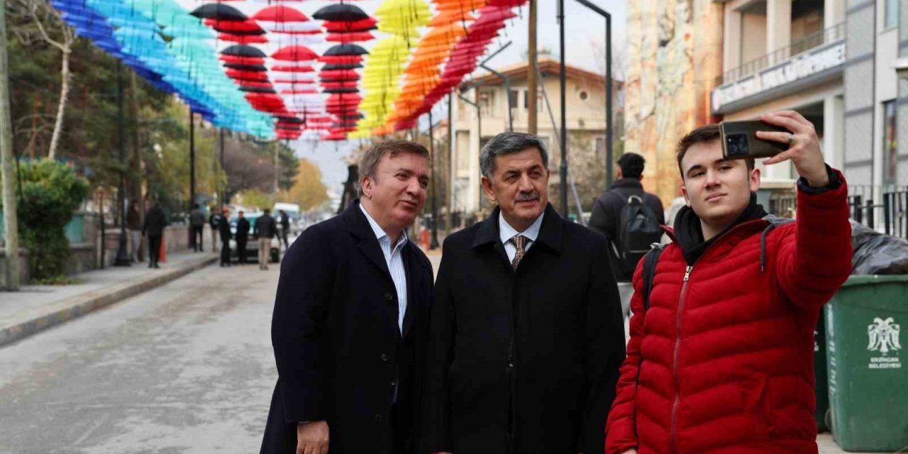 Erzincan’da rengârenk şemsiyelerle kaplanan sokak ilgi görüyor