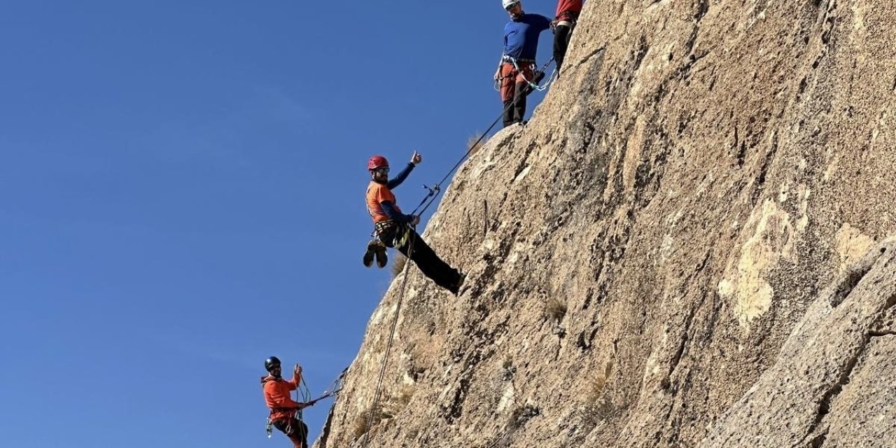 Van’da ilk kez çok ip boylu kaya tırmanışı eğitimi verildi