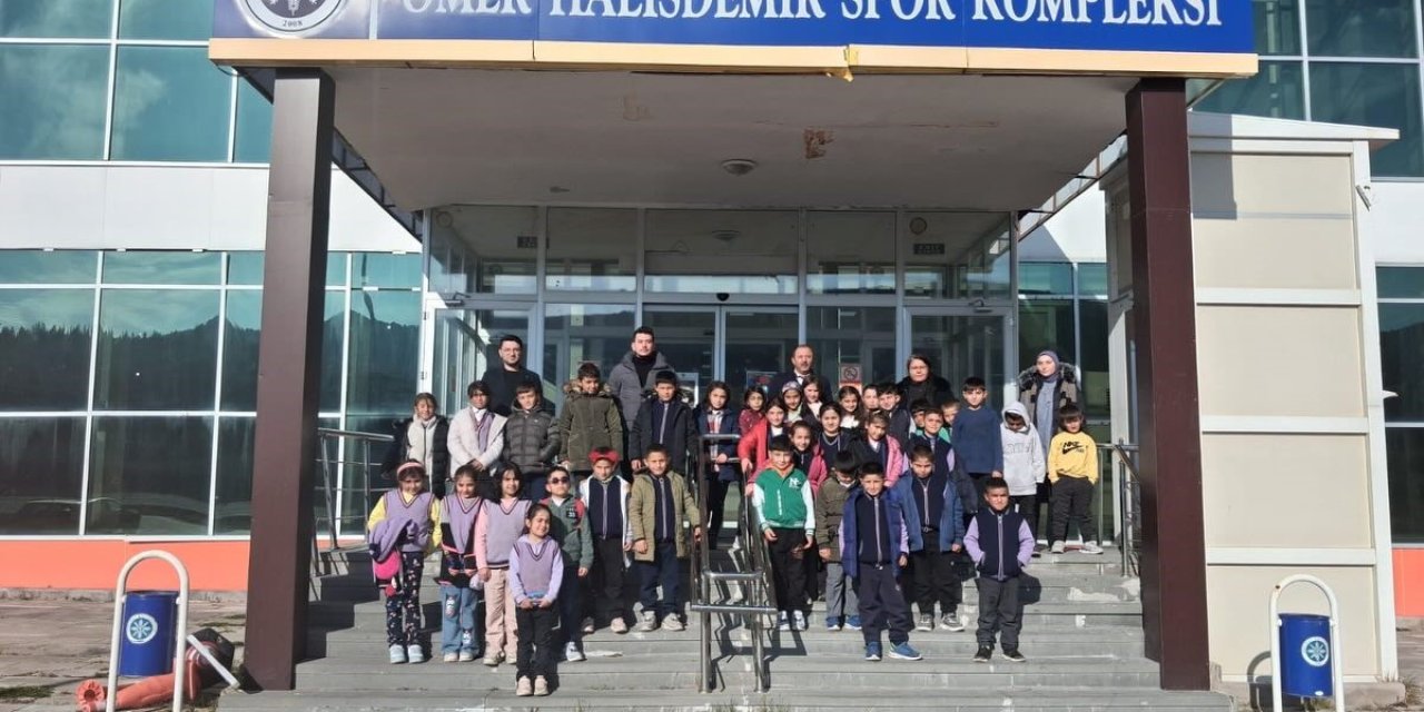 Köy okullarında ki öğrenciler sinema ile tanıştı