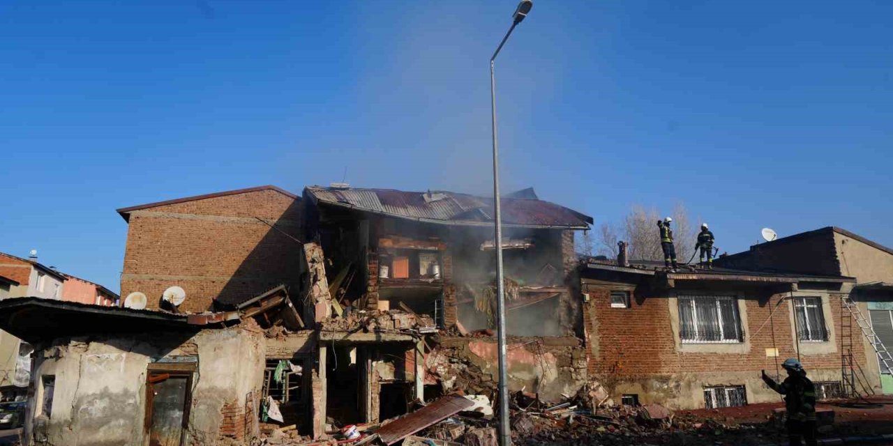 Erzurum’da doğalgaz patlaması: 2 ev çöktü, 1 yaralı