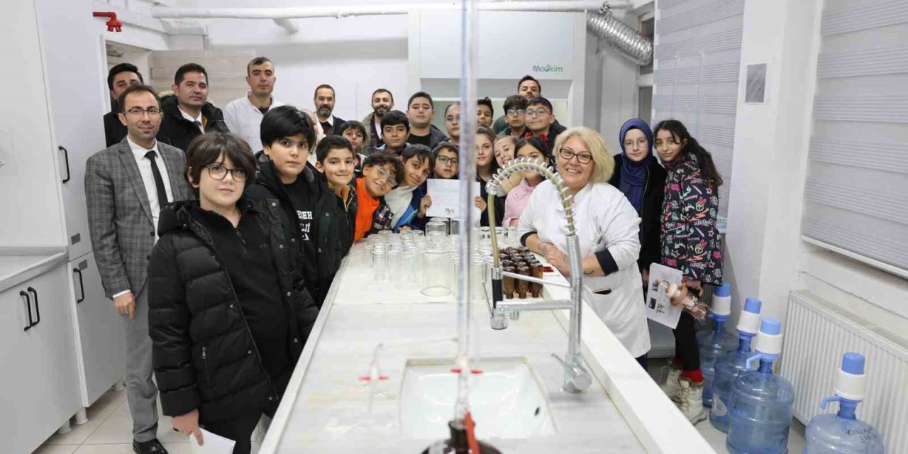 Kars’ta öğrenciler laboratuvarda analiz süreçlerini yerinde gözlemledi