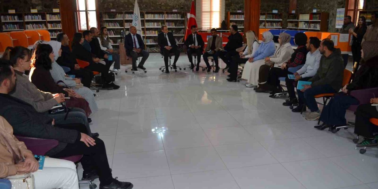 Bulanık Kaymakamı Koşansu, kütüphane buluşmalarında öğretmenlerle özel söyleşi gerçekleştirdi