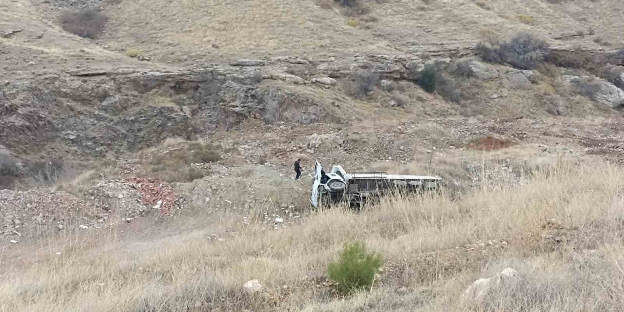 Elazığ’da kamyon devrildi: 1 yaralı