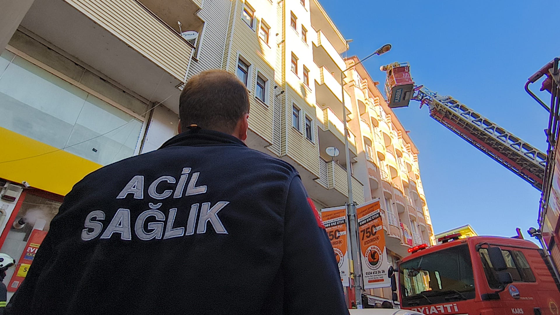 Kars'ta 6 katlı apartman girişinde yangın: 1'i çocuk 3 kişi hastaneye kaldırıldı
