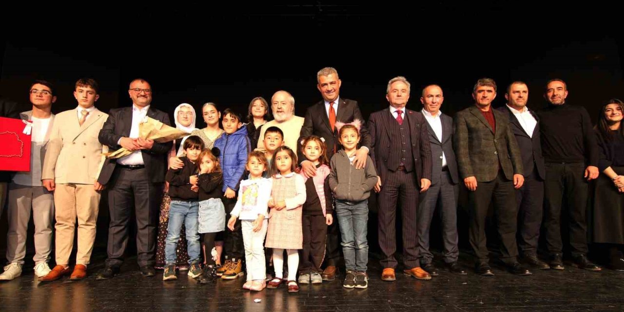 "Bir Gün Değil Bir Gül’dür Öğretmen"  ayakta alkışlandı