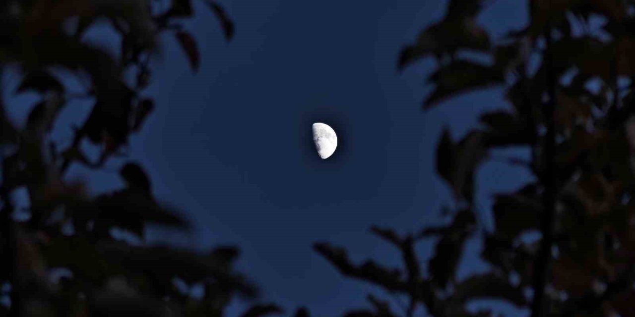 Ahlat’ta yarım ay manzarası hayran bıraktı