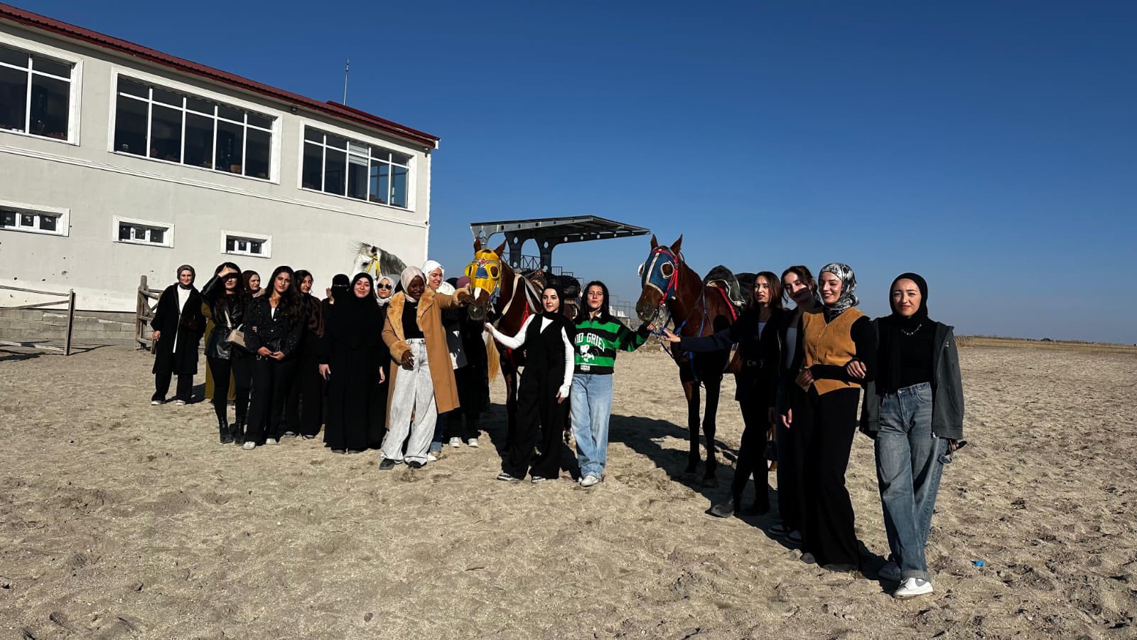 Kars'ta yurt öğrencileri at bindi