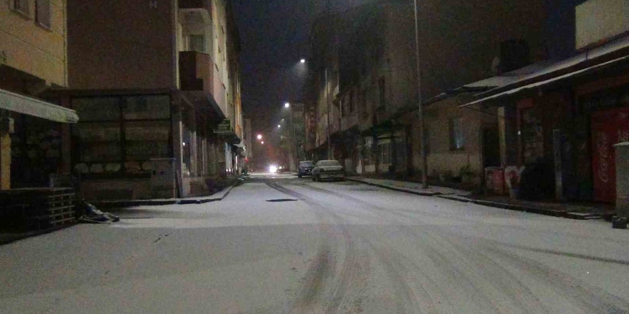 Kars’a mevsimin ilk karı düştü