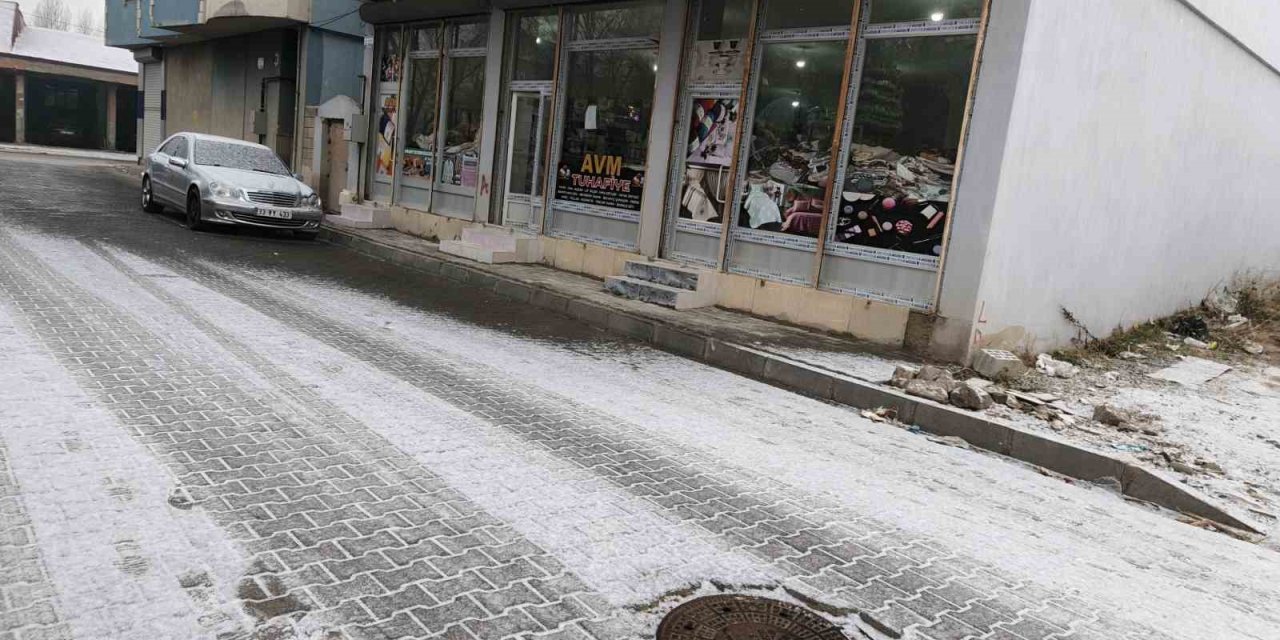 Diyadin’e mevsimin ilk karı düştü