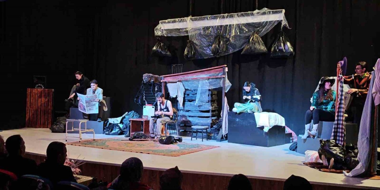 Aşkale’de tiyatro keyfi: "Mavi Kolye" oyunu sahnelendi
