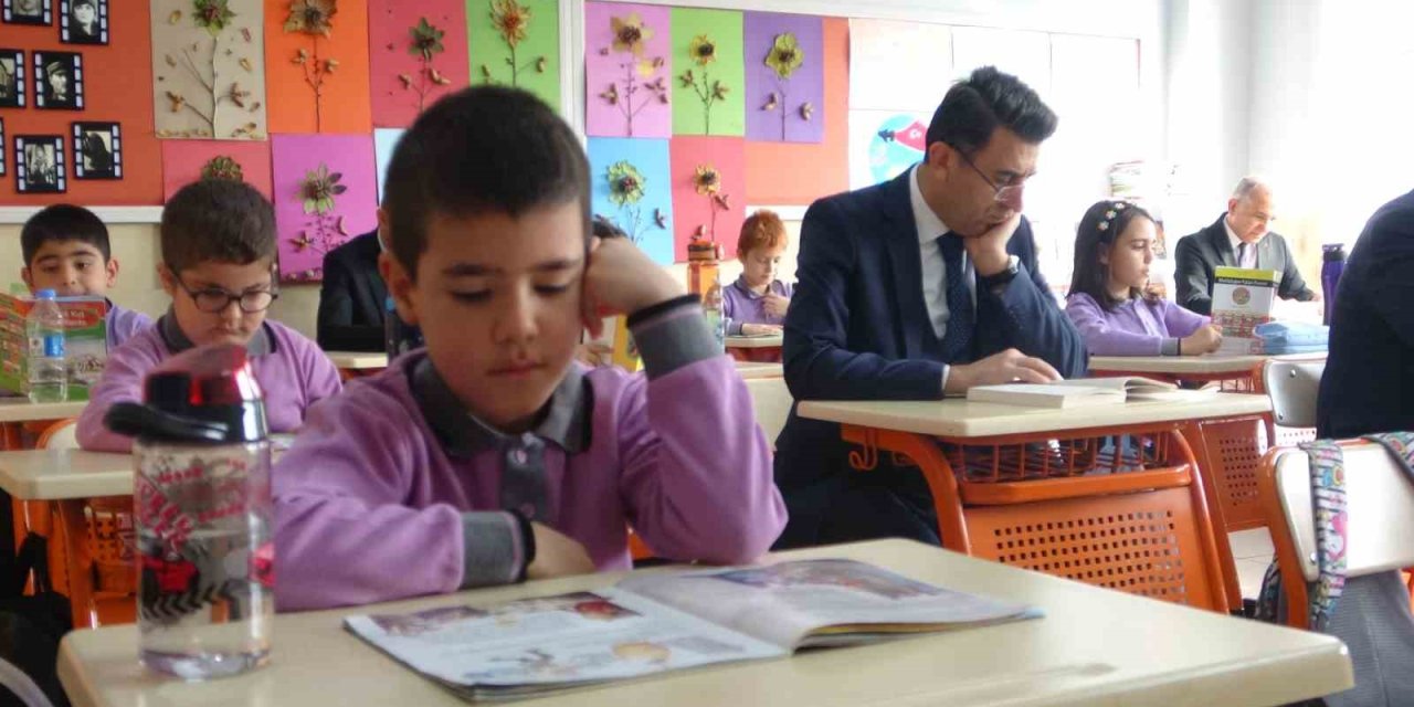 İlkokul, ortaokul ve lise düzeyindeki bütün okullarda ilk dersin ilk 20 dakikası kitap okuma saati