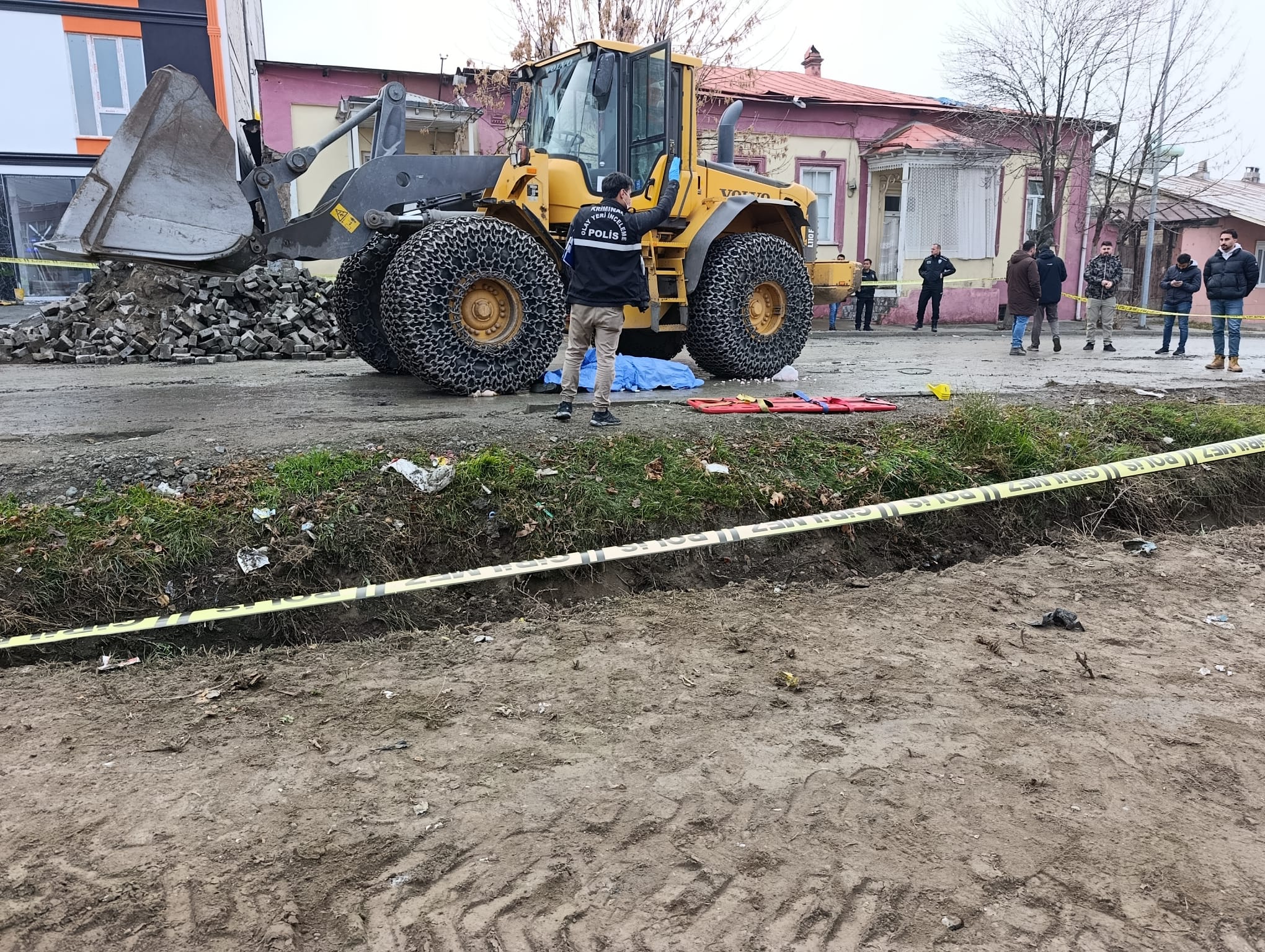 Kepçenin altında kalan yaşlı adam hayatını kaybetti