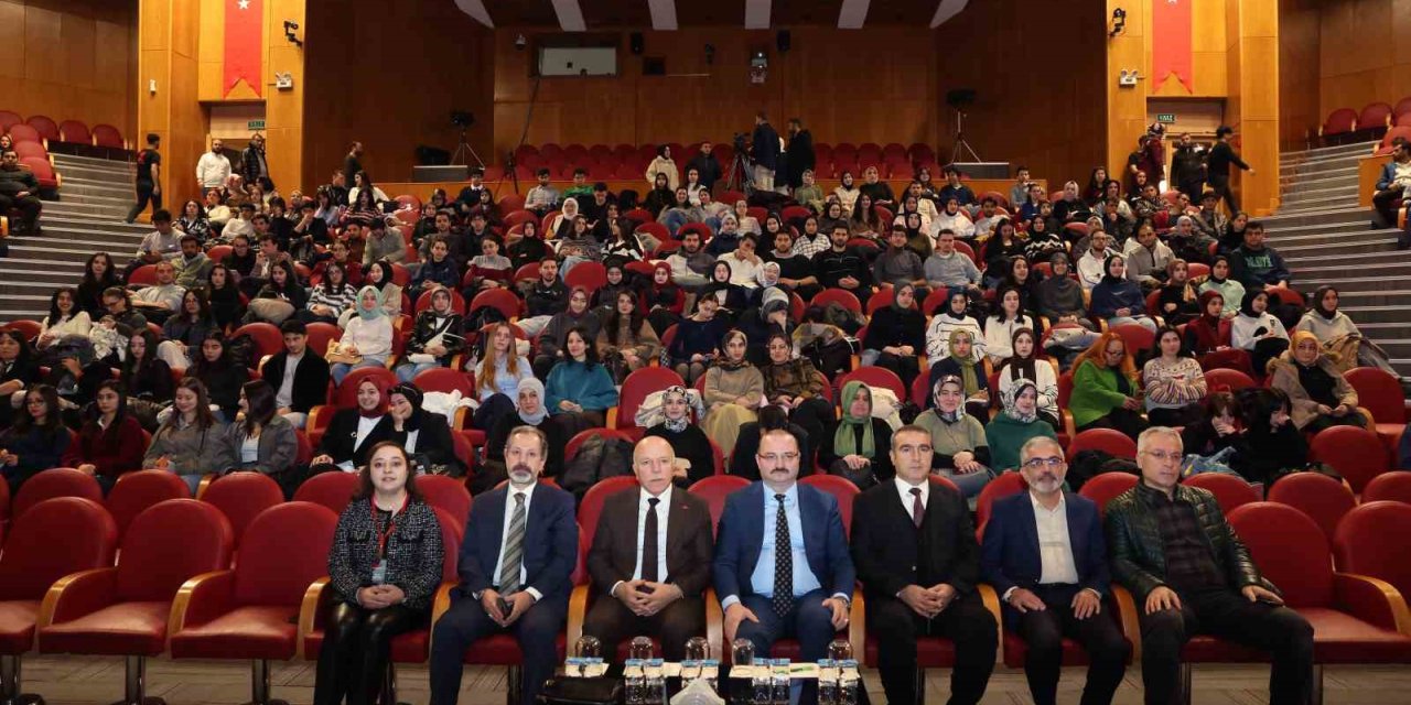 TEDXATATÜRKUNİVERSİTY "Perde" temasıyla katılımcılarla buluştu