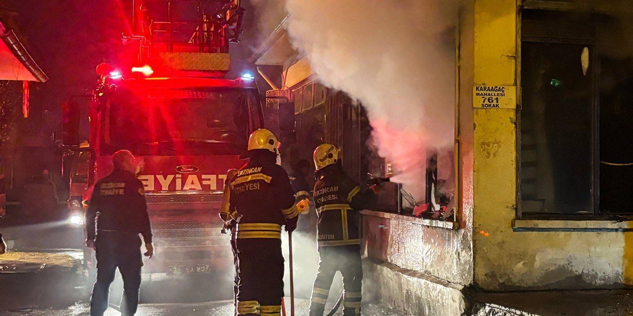 Gece yarısı iş yeri yangını: Kepenkler ve camlar kırıldı
