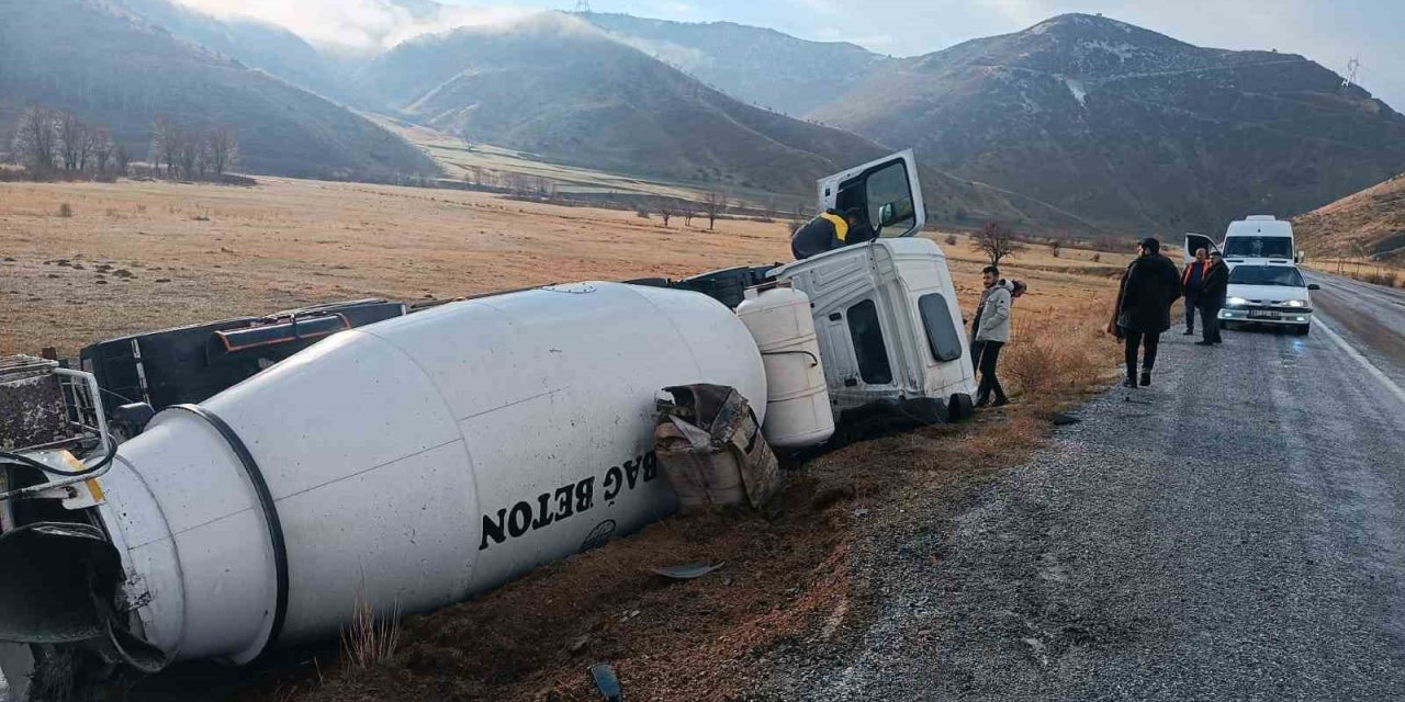 Tatvan-Hizan yolunda beton mikseri şarampole devrildi: 1 yaralı