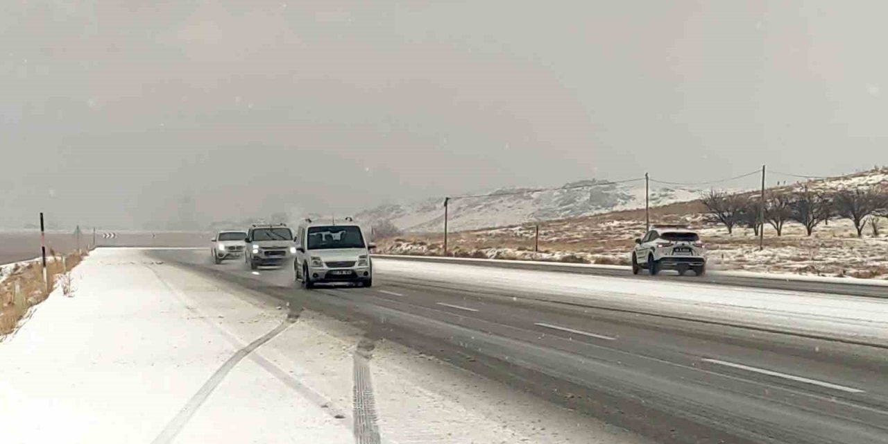 Van-Özalp yoluna dolu yağışı