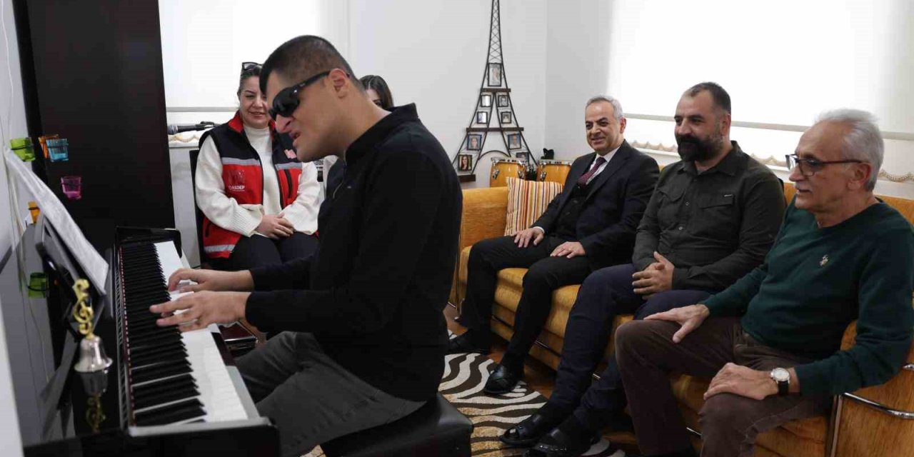 Konservatuvarı dereceyle bitiren görme engelli Mehmet dört enstrümanda ustalaştı